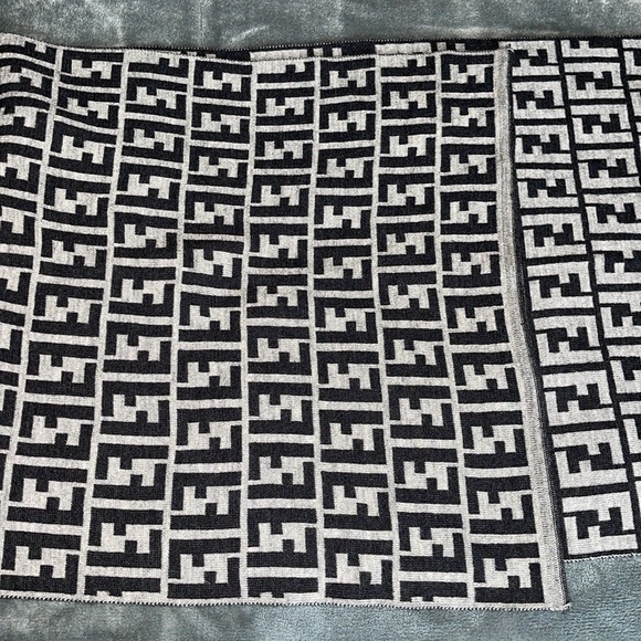 Preloved Fendi scarf excellent condition size 70X16” color is grey n black FF - Picture 5 of 9